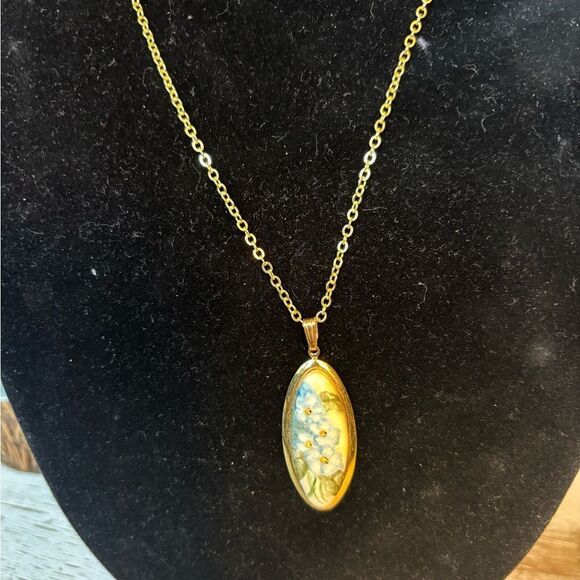 24” Goldtone Necklace with Oval Floral Pendant See Photos for Size Comparison - Picture 2 of 7